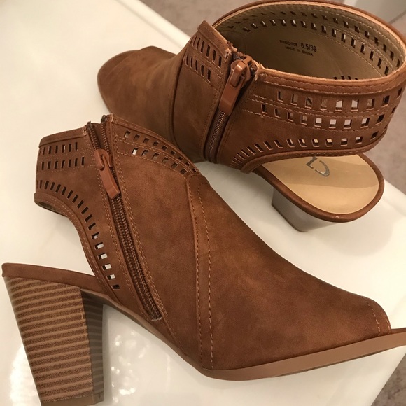Chinese Laundry Shoes - BNWT brown booties